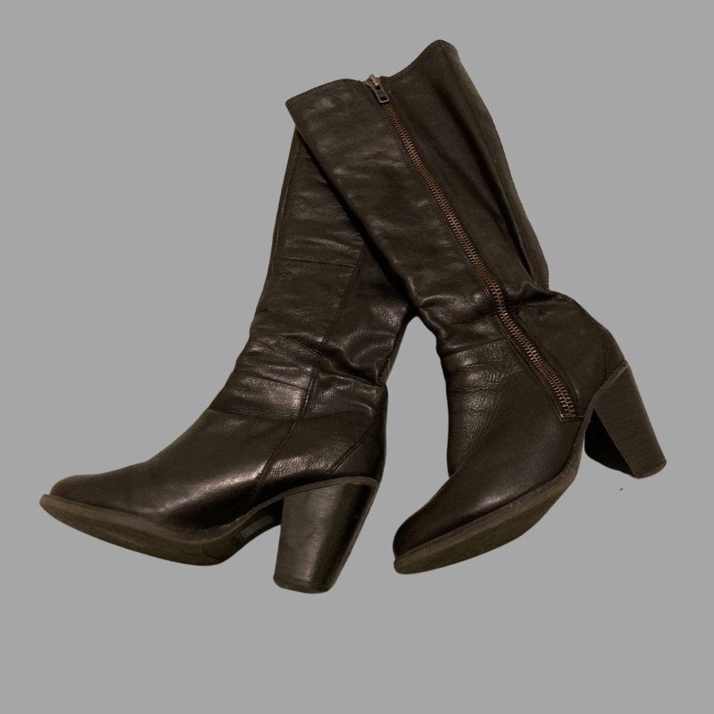 Pretty heeled boots.